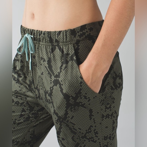 Lululemon Jet Crop Slim Luxtreme Pants Ziggy Snake Fatigue Green Gator Size 4 - Picture 6 of 16